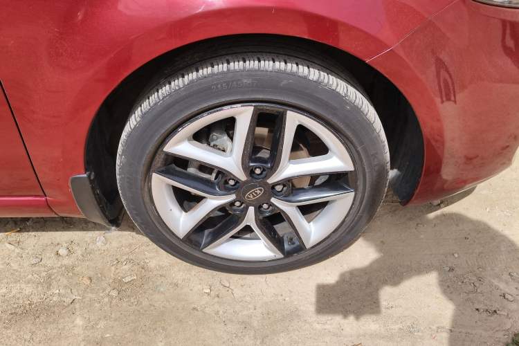 Used Kia Shuma 2011 1.6AT Luxury Edition Right Front Wheel Hub