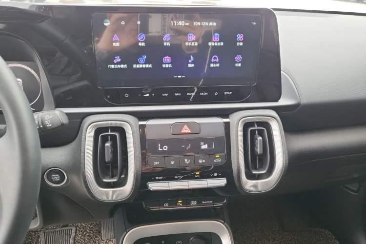 Used Kia Sonet 2024 1.5L Luxury Smart Edition Audio And AC Panel