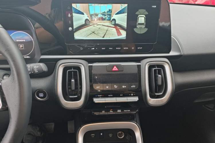 Used Kia Sonet 2024 1.5L Luxury Smart Edition Audio And AC Panel
