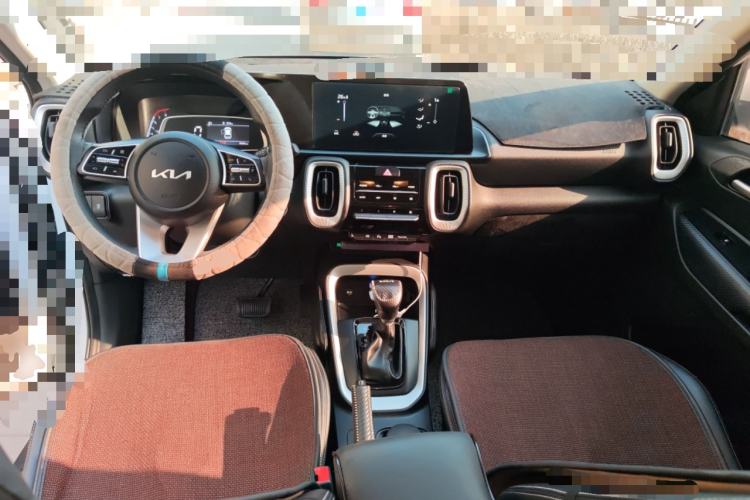 Used Kia Sonet 2024 1.5L Comfort Edition Center Console