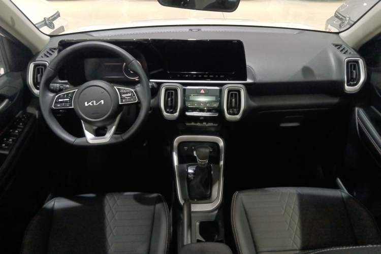 Used Kia Sonet 2024 1.5L Luxury Smart Edition Interior 2