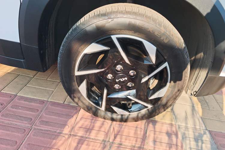Used Kia Sonet 2024 1.5L Comfort Edition Right Front Wheel Hub