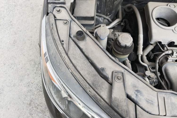 Used Kia Sorento 2009 2.4L Ultimate Edition Engine Bay Right
