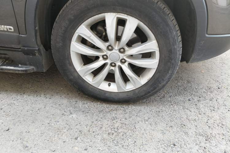 Used Kia Sorento 2009 2.4L Ultimate Edition Right Front Wheel Hub
