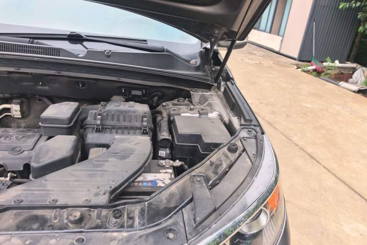Used Kia Sorento 2009 2.4L Ultimate Edition Engine Bay Left