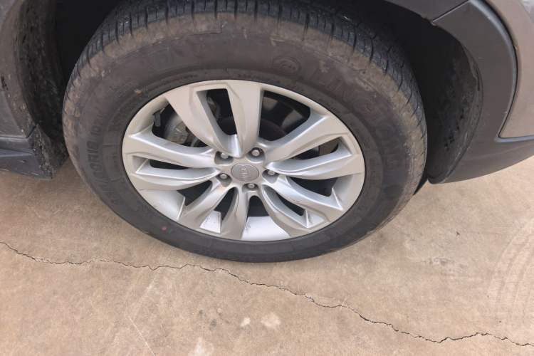 Used Kia Sorento 2009 2.4L Ultimate Edition Right Front Wheel Hub
