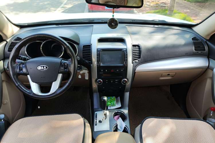 Used Kia Sorento 2009 2.4L Luxury Edition Center Console