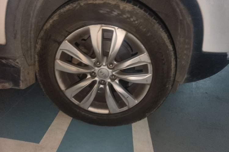 Used Kia Sorento 2009 2.4L Ultimate Edition Right Front Wheel Hub