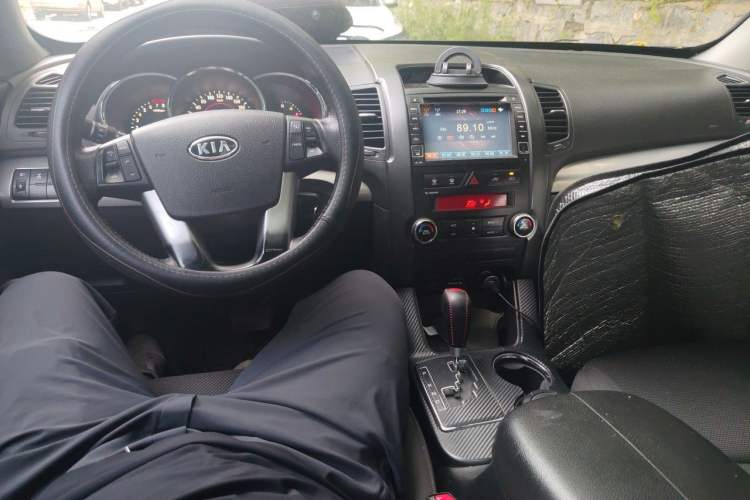 Used Kia Sorento 2009 2.4L Comfort Edition Center Console