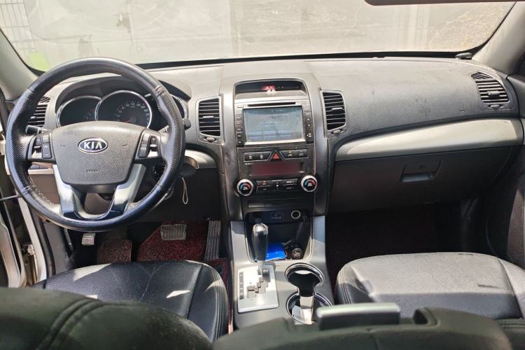 Used Kia Sorento 2010 2.2T Diesel Comfort Edition Center Console