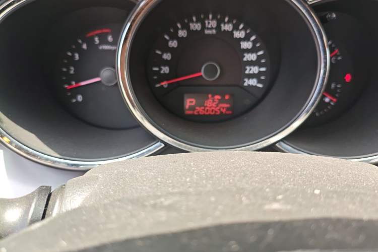 Used Kia Sorento 2010 2.2T Diesel Comfort Edition Odometer Close Up