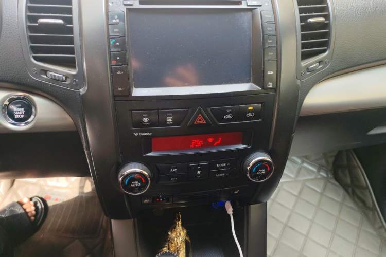 Used Kia Sorento 2012 2.4L Gasoline Supreme Edition Audio And AC Panel