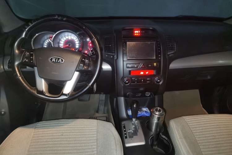 Used Kia Sorento 2012 2.4L Gasoline Comfort Edition Center Console