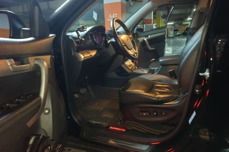 Used Kia Sorento 2012 2.4L Gasoline Luxury Edition Driver Seat