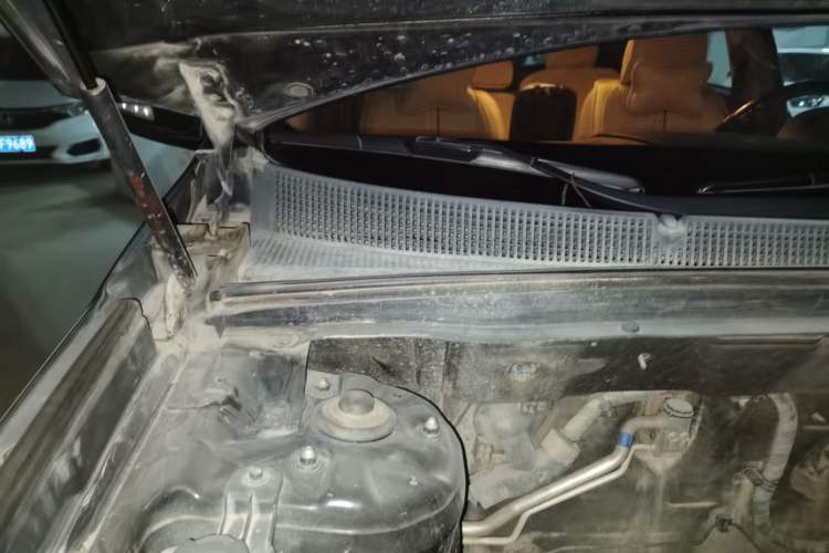 Used Kia Sorento 2012 2.4L Gasoline Comfort Edition Engine Bay Right