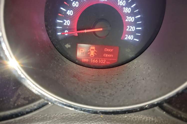 Used Kia Sorento 2012 2.4L Gasoline Luxury Edition Odometer Close Up