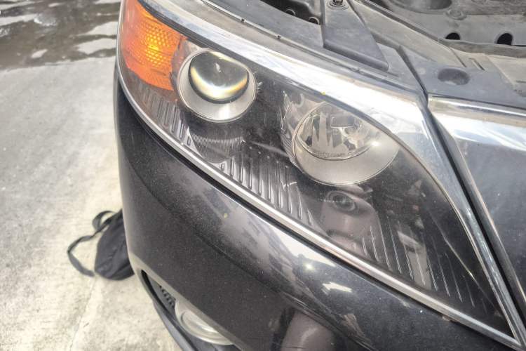 Used Kia Sorento 2012 2.4L Gasoline Luxury Edition Right Front Headlight