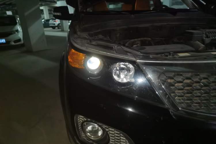 Used Kia Sorento 2012 2.4L Gasoline Comfort Edition Right Front Headlight