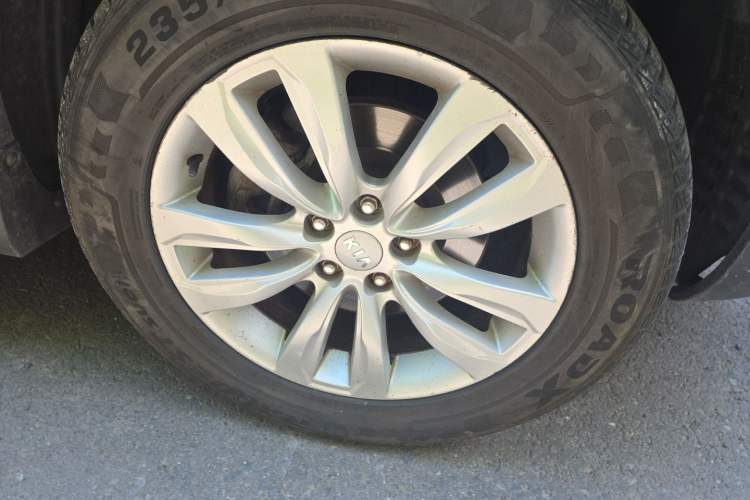 Used Kia Sorento 2012 2.4L Gasoline Luxury Edition Right Front Wheel Hub