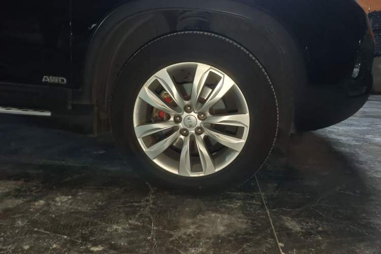Used Kia Sorento 2012 2.4L Gasoline Luxury Edition Right Front Wheel Hub
