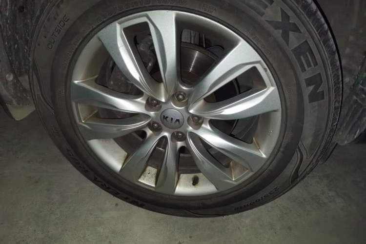 Used Kia Sorento 2012 2.4L Gasoline Comfort Edition Right Front Wheel Hub
