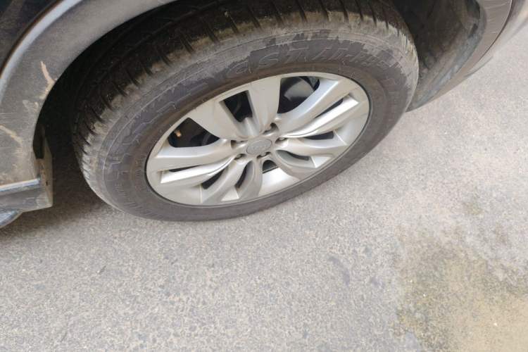 Used Kia Sorento 2012 2.4L Gasoline Supreme Edition Right Front Wheel Hub