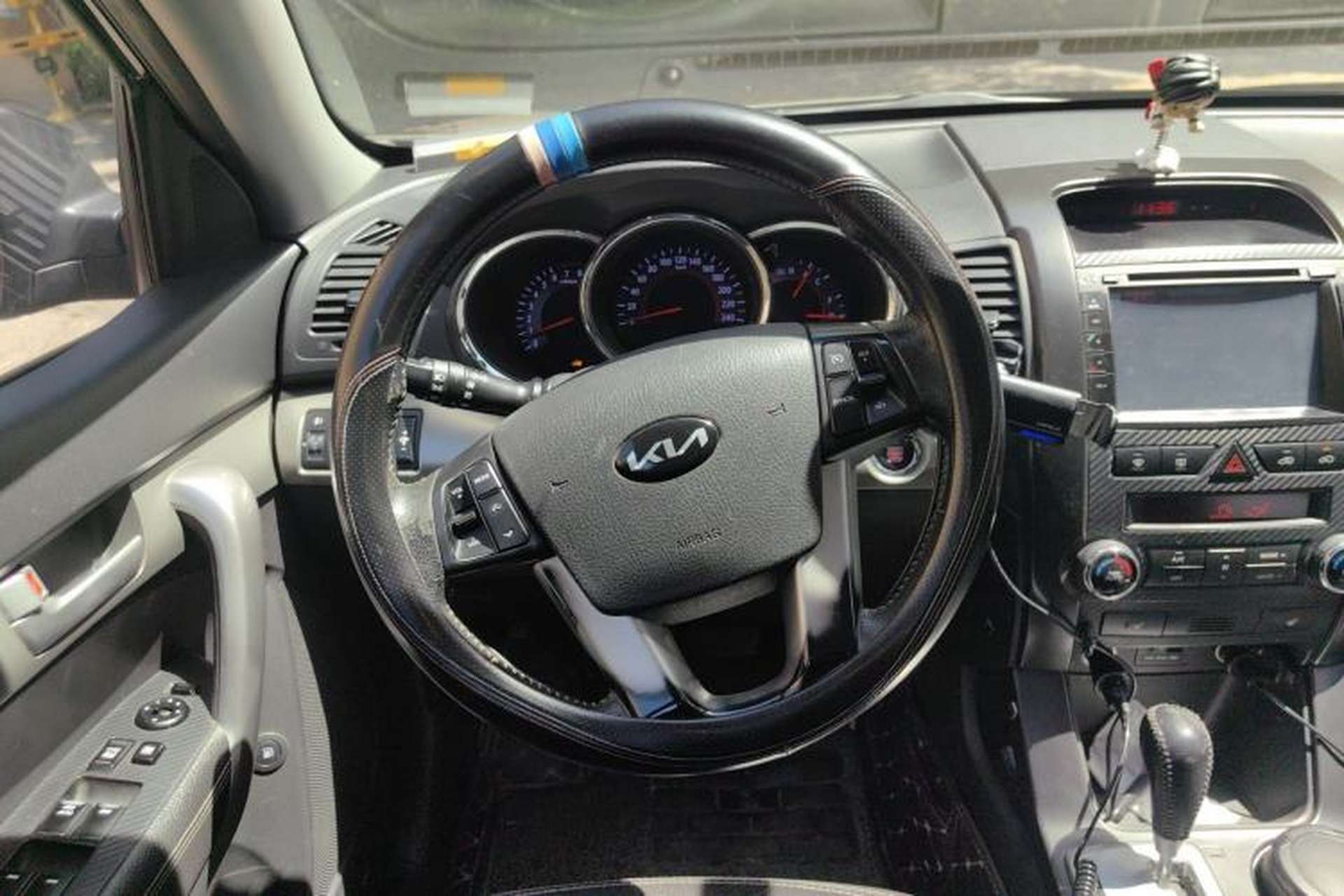 Used Kia Sorento 2012 2.4L Gasoline Luxury Edition Steering Wheel