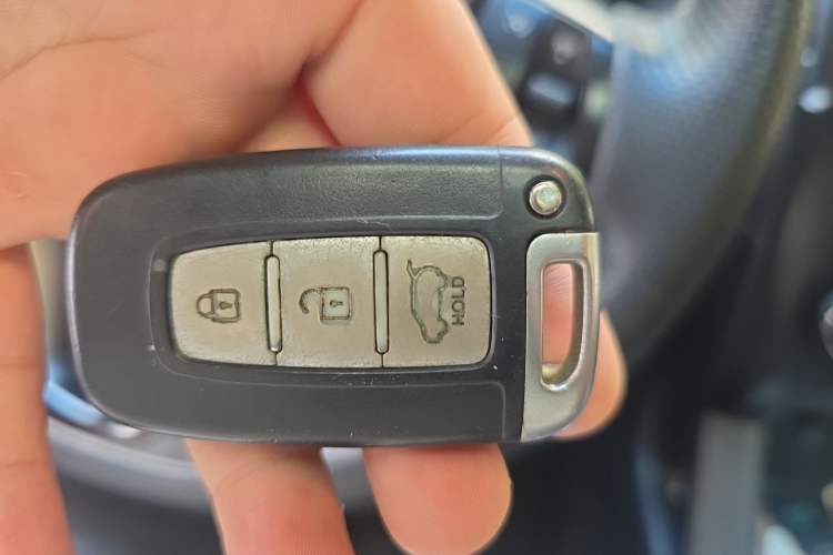 Used Kia Sorento 2012 2.4L Gasoline Luxury Edition Vehicle Key