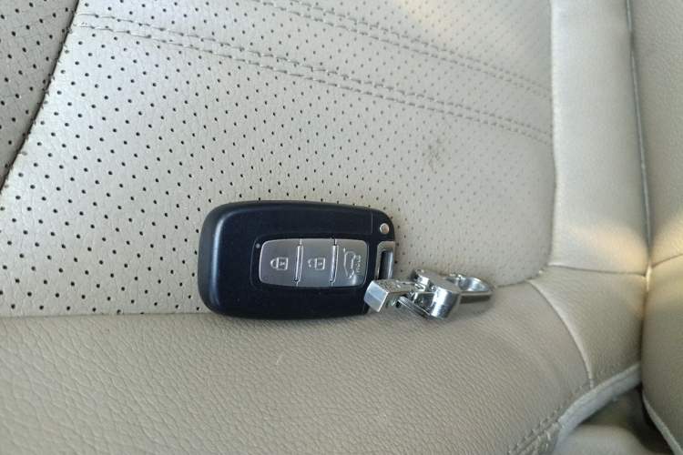 Used Kia Sorento 2012 2.4L Gasoline Luxury Edition Vehicle Key