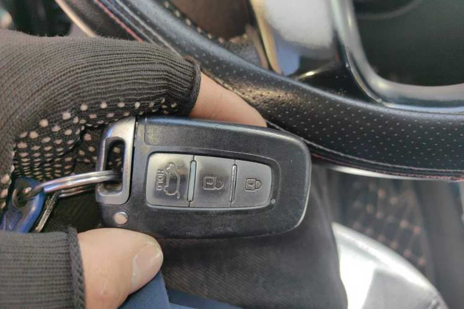 Used Kia Sorento 2012 2.4L Gasoline Luxury Edition Vehicle Key