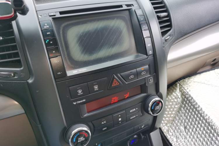 Used Kia Sorento 2012 2.4L Gasoline Supreme Edition Audio And AC Panel