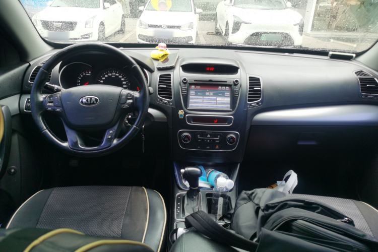 Used Kia Sorento 2012 2.4L Gasoline Comfort Edition Center Console
