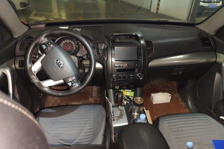 Used Kia Sorento 2012 2.2T Diesel Comfort Edition Center Console