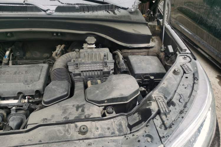Used Kia Sorento 2012 2.4L Gasoline Comfort Edition Engine Bay Left