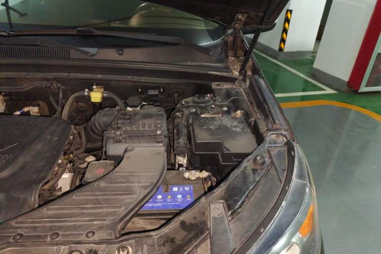 Used Kia Sorento 2012 2.2T Diesel Comfort Edition Engine Bay Left