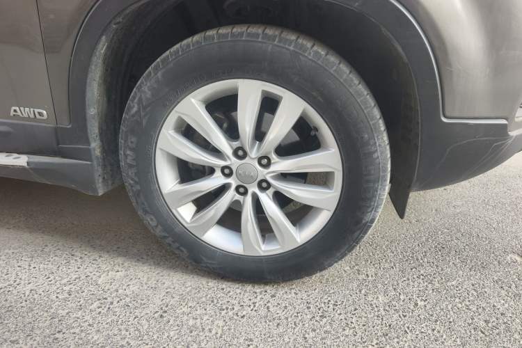 Used Kia Sorento 2012 2.4L Gasoline Supreme Edition Right Front Wheel Hub