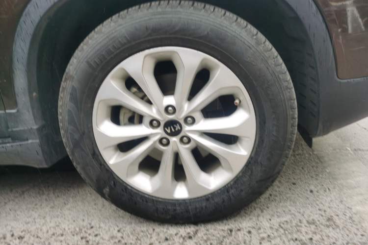 Used Kia Sorento 2012 2.4L Gasoline Comfort Edition Right Front Wheel Hub