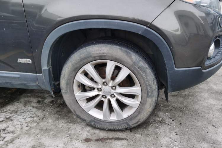 Used Kia Sorento 2012 2.4L Gasoline Supreme Edition Right Front Wheel Hub