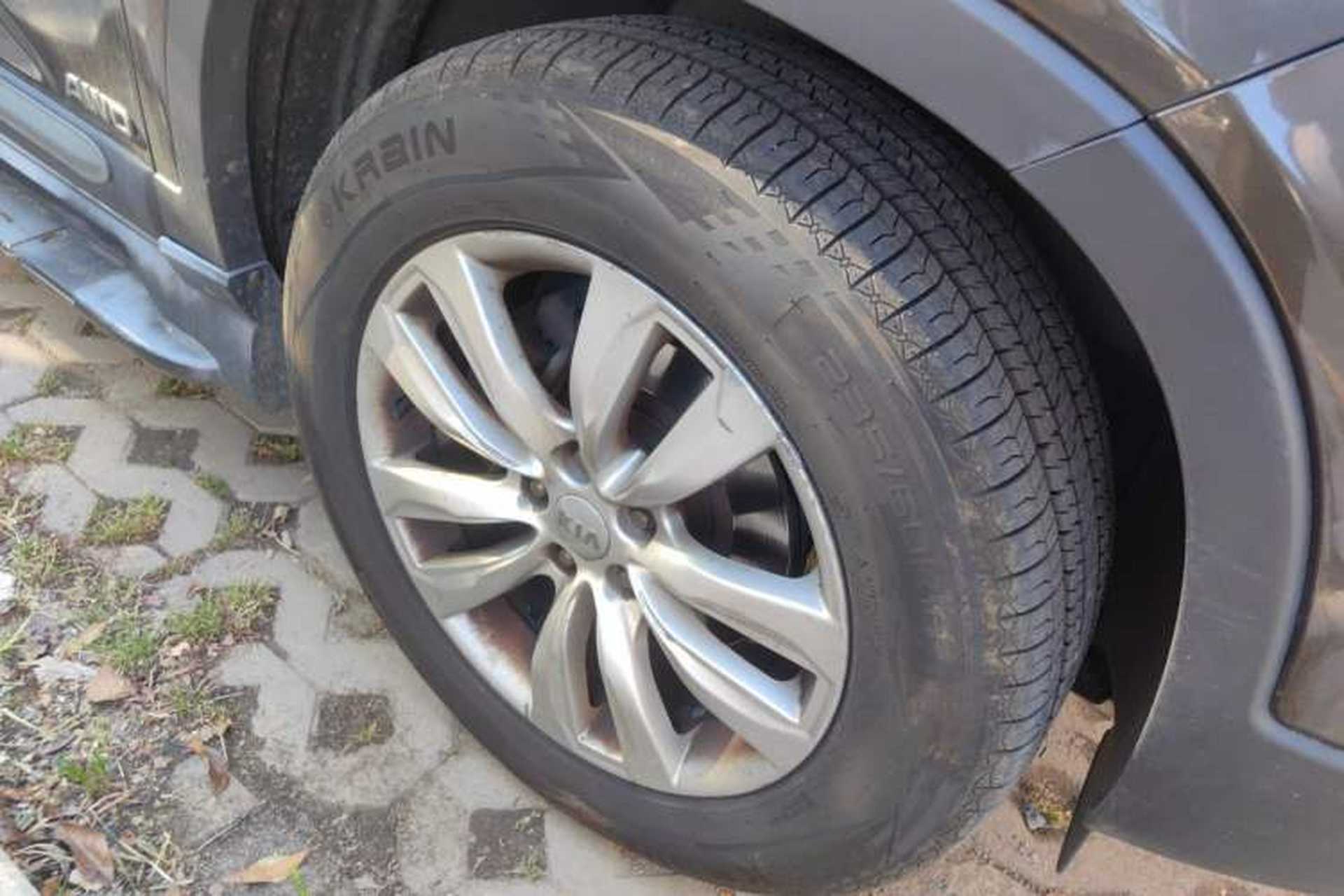 Used Kia Sorento 2012 2.4L Gasoline Luxury Edition Right Front Wheel Hub
