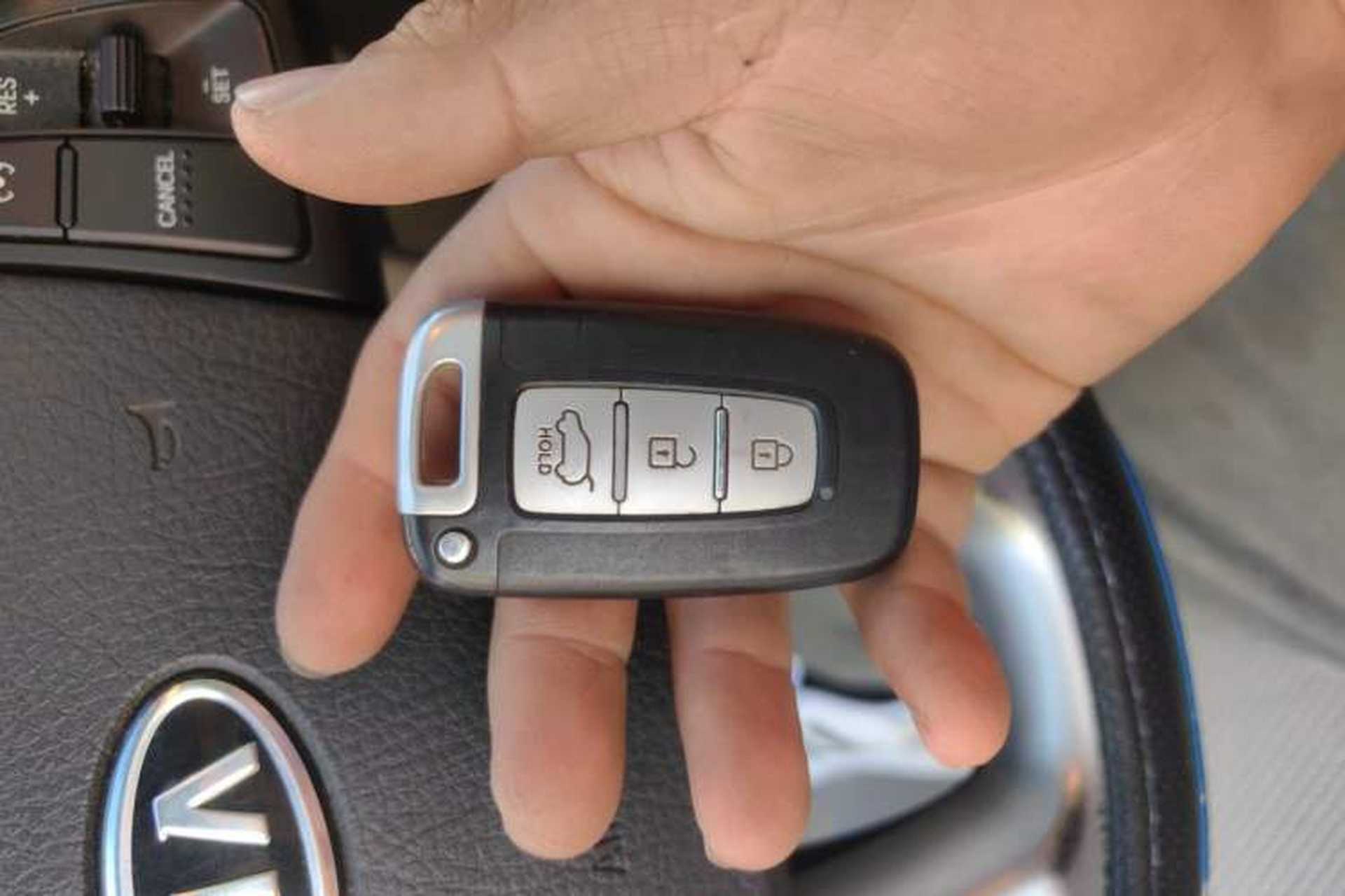 Used Kia Sorento 2012 2.4L Gasoline Luxury Edition Vehicle Key