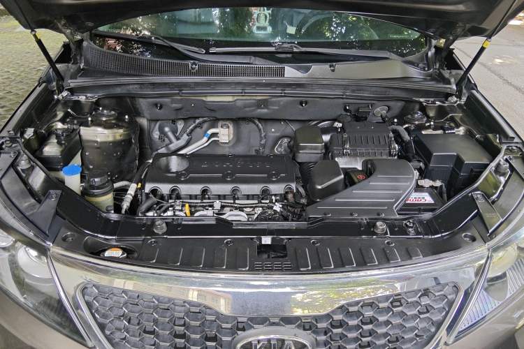 Used Kia Sorento 2012 2.4L Gasoline Supreme Edition Engine Bay
