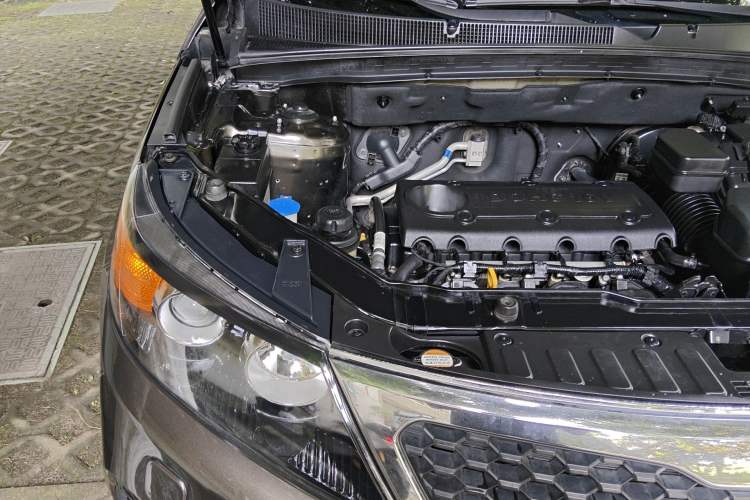 Used Kia Sorento 2012 2.4L Gasoline Supreme Edition Engine Bay Right
