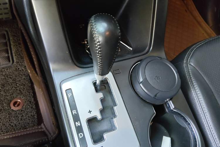 Used Kia Sorento 2012 2.4L Gasoline Supreme Edition Gear Lever