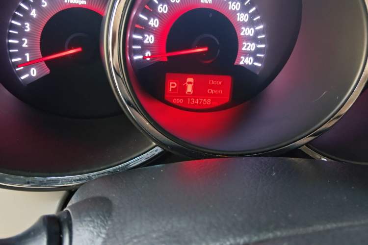 Used Kia Sorento 2012 2.4L Gasoline Supreme Edition Odometer Close Up
