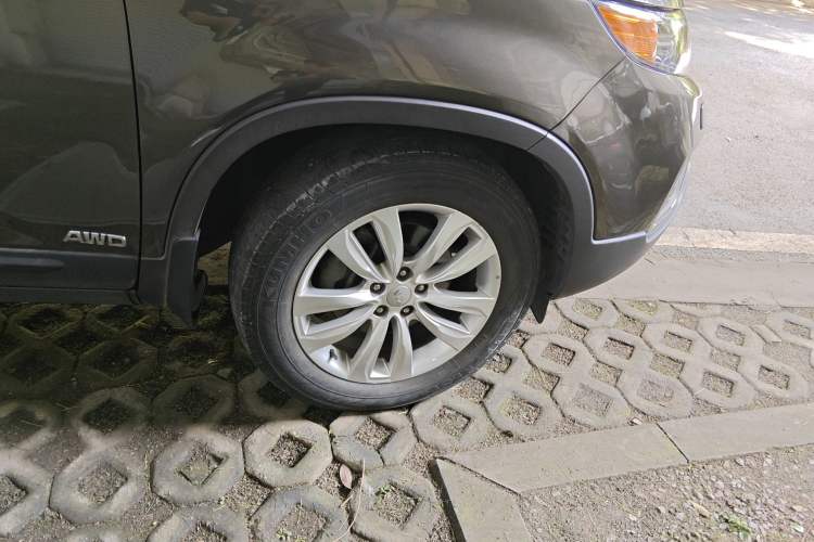 Used Kia Sorento 2012 2.4L Gasoline Supreme Edition Right Front Wheel Hub