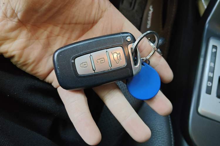 Used Kia Sorento 2012 2.4L Gasoline Supreme Edition Vehicle Key
