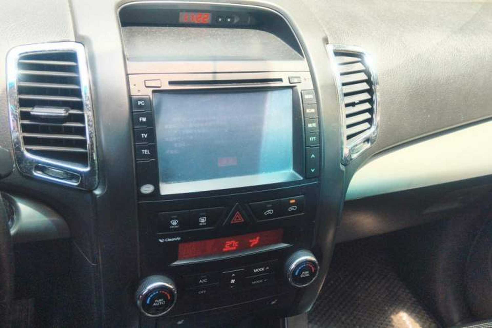 Used Kia Sorento 2012 2.4L Gasoline Luxury Edition Audio And AC Panel