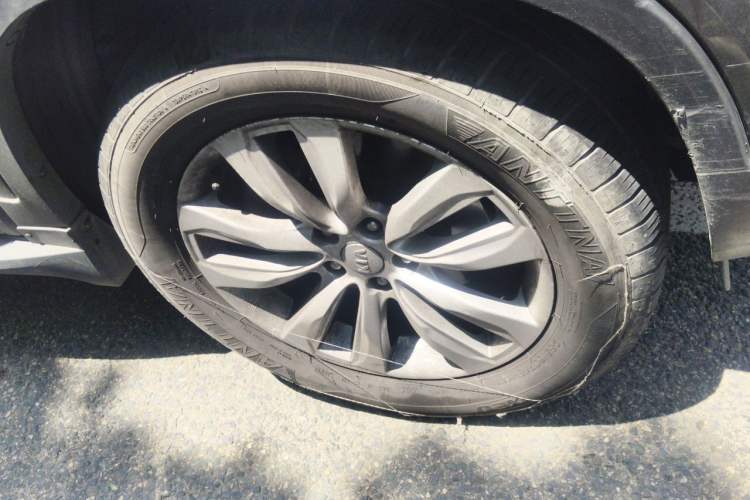 Used Kia Sorento 2012 2.4L Gasoline Luxury Edition Right Front Wheel Hub
