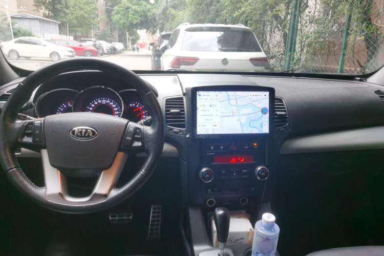 Used Kia Sorento 2012 2.2T Diesel Supreme Edition Center Console