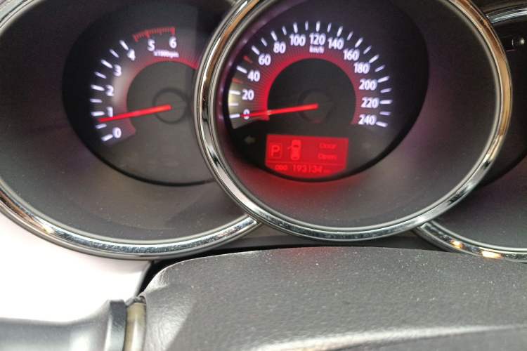 Used Kia Sorento 2012 2.2T Diesel Luxury Edition Odometer Close Up